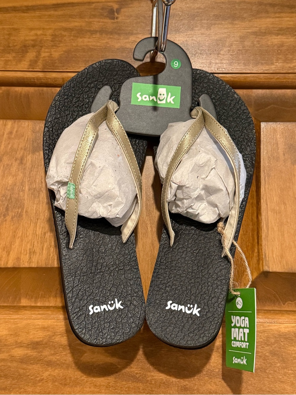 NWT Sanuk Yoga Spree 4 Yoga Mat Comfort Black Flip Flop Sandals with Gold Straps